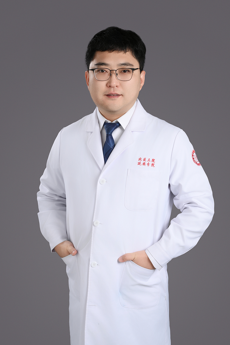 刘 强 医学博士  副主任医师 运动医学科学术主任